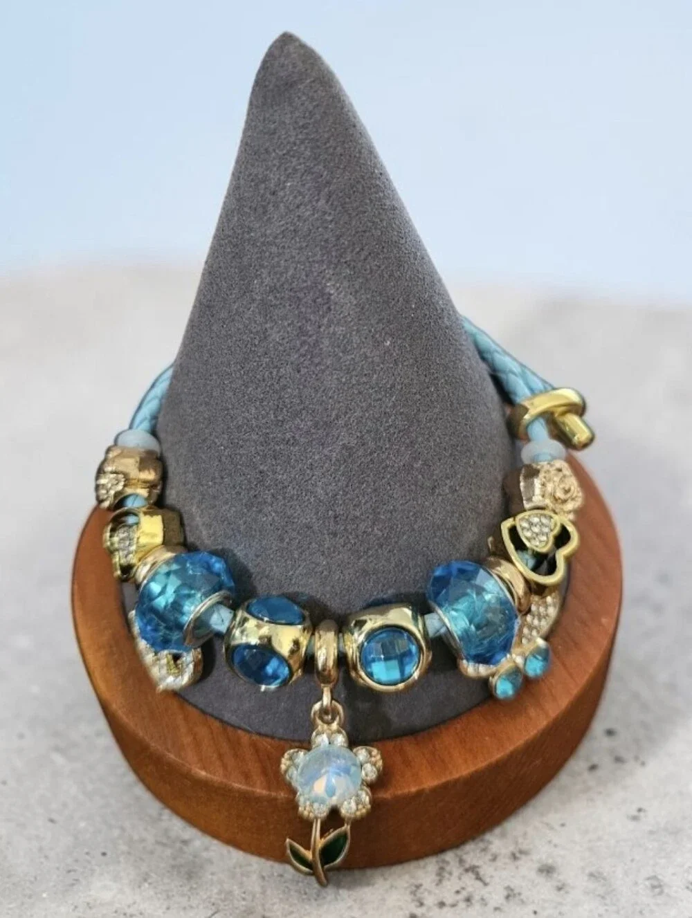 Sassified Boutique  NWT Gold-Accent Blue Crystal Charm Bracelet.